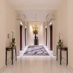 Vestibule aux ascenseurs avec des bouquets de fleurs à l'InterContinental à Singapour. Mars 2019.