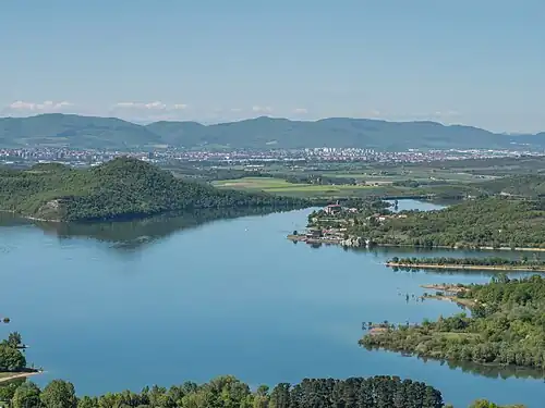 Réservoir d'Ullíbarri-Gamboa&nbsp;(es), vu depuis la sierra d'Elgea. En arrière-plan, la ville de Vitoria-Gasteiz