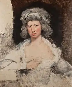 Portrait d'une femme âgée du XVIIIe siècle, en robe crème aux manches transparentes. Elle a une coiffure gris clair et un léger sourire, les bras croisés.