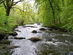 L'Ellé, en contrebas de la chapelle Sainte-Barbe du Faouët, sépare les communes du Faouet et de Priziac.