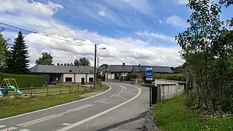 La rue principale et l'arrêt d'autocar.