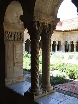 Galerie Sud, colonne (XIIe&nbsp;siècle)