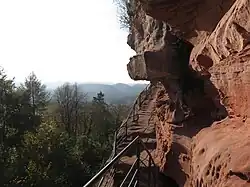 Chemin pour accéder au sommet, taillé dans la roche.