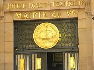 Sur la mairie du 5e&nbsp;arrondissement.