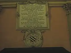 Plaque de marbre portant une texte gravé en latin.