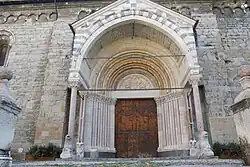 Photo du porche de l'église.
