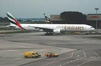 Un Boeing 777-300 de la compagnie aérienneEmirates au stationnement.
