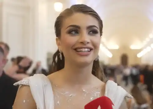 Description de l'image Emma Muscat, Turquoise Carpet 2022.png.