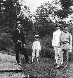 Les quatre fils de l'empereur Taishō en 1921 : Hirohito, Takahito, Nobuhito et Yasuhito.