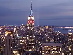 L'Empire State Building éclairé en bleu, blanc et rouge lors de la fête nationale américaine, le 4 juillet, mais aussi pour la fête nationale française, le 14 juillet.