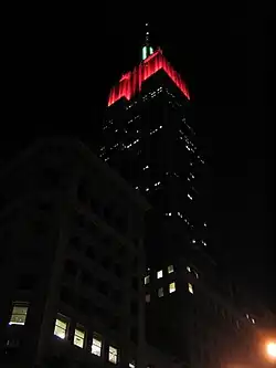 L'Empire State Building, de nuit, pendant les fêtes de fin d'année.