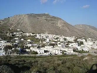 Le Profítis Ilías dominant Emborío.