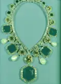 Le collier de l'impératrice iranienne pour son couronnement porte de grosses émeraudes, des diamants (dont les rares diamants jaunes) et des perles.