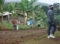 Habitants en route pour le marché