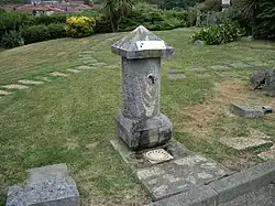 Fontaine d'eau potable sculptée en pierre.
