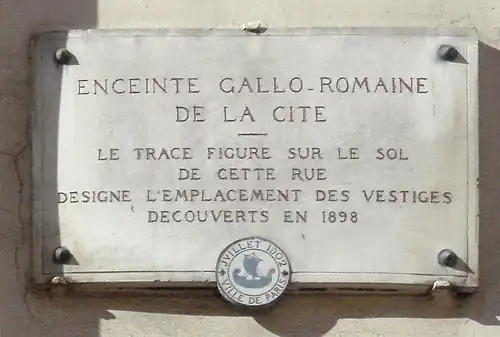 Inscription signalant l'ancien mur romain.