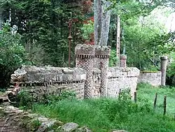 enceinte du domaine de Saint-Bonnet-le-Froid