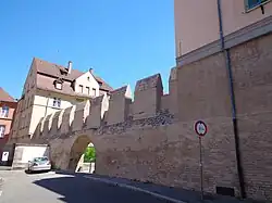 Réutilisation moderne du mur d'enceinte.