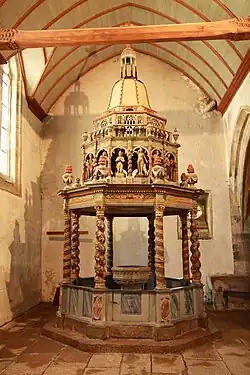 Le baptistère et son baldaquin.