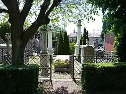 Enclos funéraire de la famille Plichon, cimetière de Bailleul (Nord).