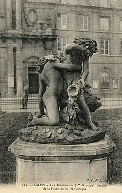 Enfants dénicheurs, Caen, square de la place de la République.