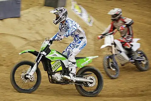 En moto-cross (2011).