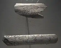 Os gravé brisé, deux rennes tournés à droite et l'os gravé à têtes de renne et d'ibex.