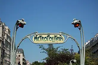 Détail du portique mouluré de l'édicule Guimard.