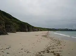 Vue de la partie Ouest du mur depuis la plage des Grands-Sables,