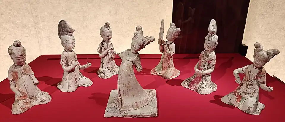 Ensemble de musiciennes avec une danseuse. Fin du VIIe&nbsp;siècle Gongyi (Henan).