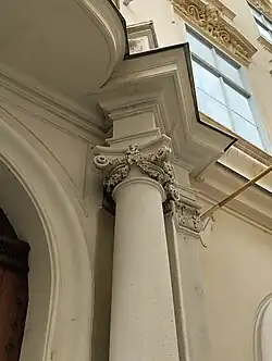 Entablement et couronnement d'une corniche.