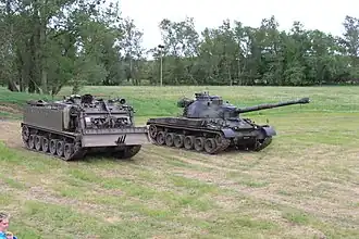 Char 68/88 (à droite) à côté d'un char dépannage 65/88 (à gauche).