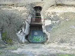 Porte d'accès à l'usine souterraine.
