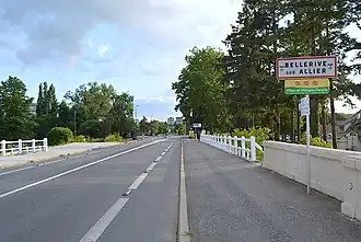 Entrée de Bellerive-sur-Allier depuis le pont