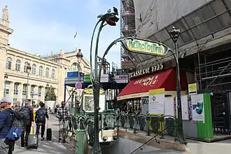 Édicule Guimard d'unaccès de la station.