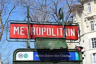 Panneau signalant l'accès à la station.