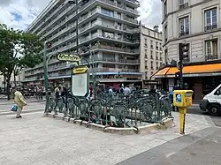 Vue arrière latérale de l'édicule d'accès.