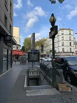 L'accès no&nbsp;3,  « Rue d'Avron ».