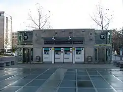 La configuration atypique de Villejean - Université et ses distributeurs de billets installés à la surface.