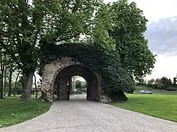 Entrée du Château St Jean et usine