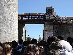 La porte des Dames constitue l'entrée des spectateurs à la grande scène du festival des Francofolies.