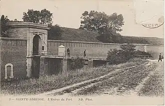Photographie ancienne de l'entrée du fort de Sainte-Adresse.