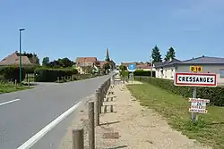 Entrée de la commune, avec le bourg en arrière-plan