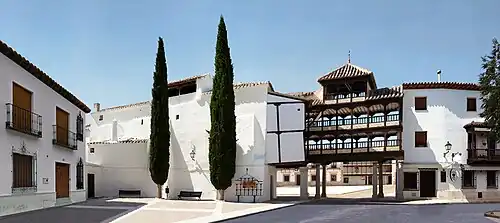 Entrée de la Plaza Mayor de Tembleque (partie arrière), et Plaza Orden, balcons ajourés et mirador