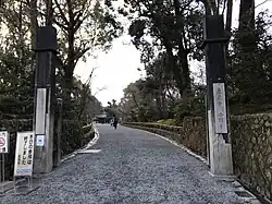 Porte noire du Kinkaku-ji