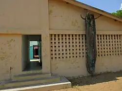 Entrée de la salle conférence villa Karo.