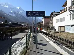 Panneau de la halte vu depuis l'entrée principale de la gare.