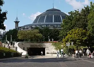 L'entrée porte du Jour du forum des Halles avec, à l’arrière-plan, la Bourse de commerce et la colonne Médicis.