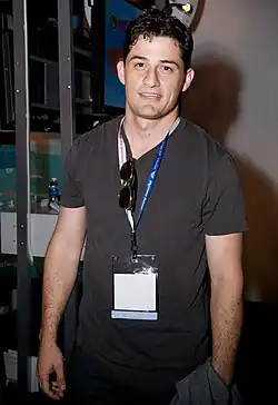 Enver Gjokaj interprète l'agent Daniel Sousa&nbsp;(en).