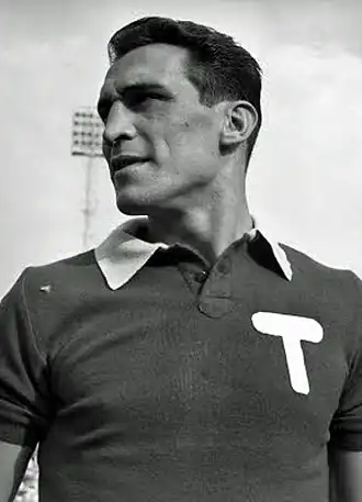 Enzo Bearzot avec le « T » blanc sur le maillot grenat de la Talmone Torino&nbsp;(it).